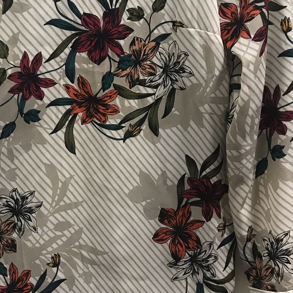 NWT Floral Blouse - Picture 6 of 7